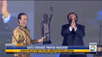 Surya Paloh Beri Patung Miniatur pada Jokowi
